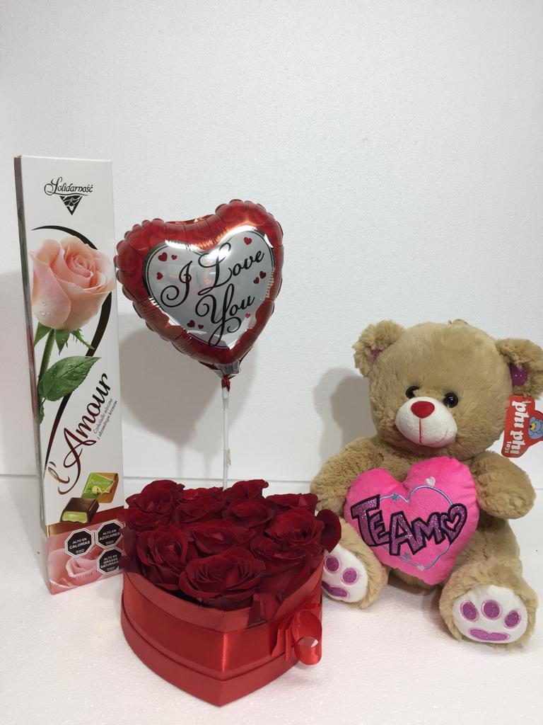  Caja corazn con 12 Rosas ms Bombones de 116 Grs, Peluche de 30 cm y Globito